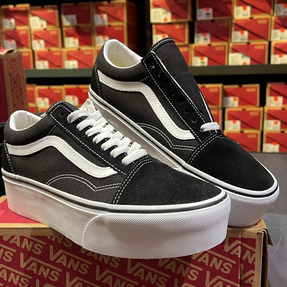 Vans WMNS Old Skool Stackform
Suede/Canvas Black/True Wht
VN0A7Q5M6BT Platforms - Picture 14 of 16